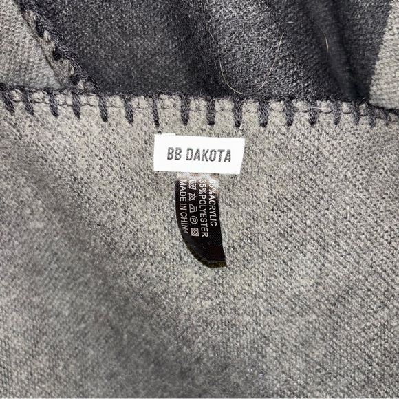 BB Dakota Women’s Reversible Grey and Black Stripped Shawl - One Size - Picture 4 of 10
